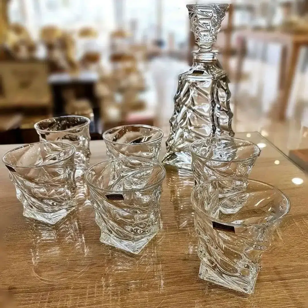 GLASSES AND CARAFES